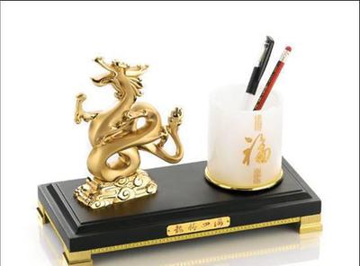 龍騰商海 華爾街龍、水晶龍與金屬龍年擺件，商務(wù)禮贈(zèng)的藝術(shù)與意蘊(yùn)